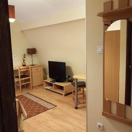 Kata Panzio Hotel Oroszlany Bagian luar foto