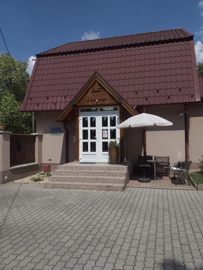 Kata Panzio Hotel Oroszlany Bagian luar foto