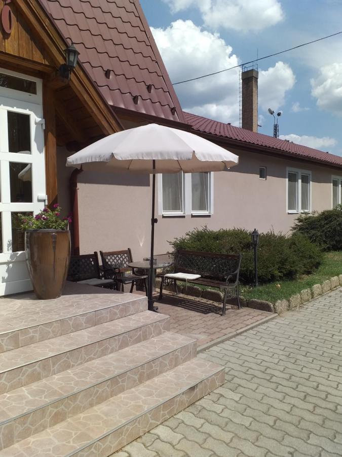 Kata Panzio Hotel Oroszlany Bagian luar foto