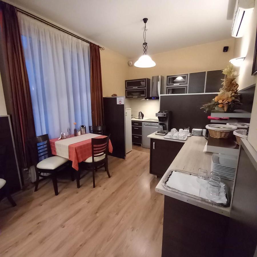 Kata Panzio Hotel Oroszlany Bagian luar foto
