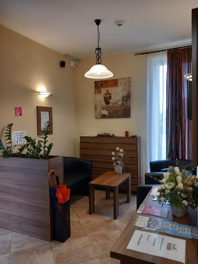Kata Panzio Hotel Oroszlany Bagian luar foto