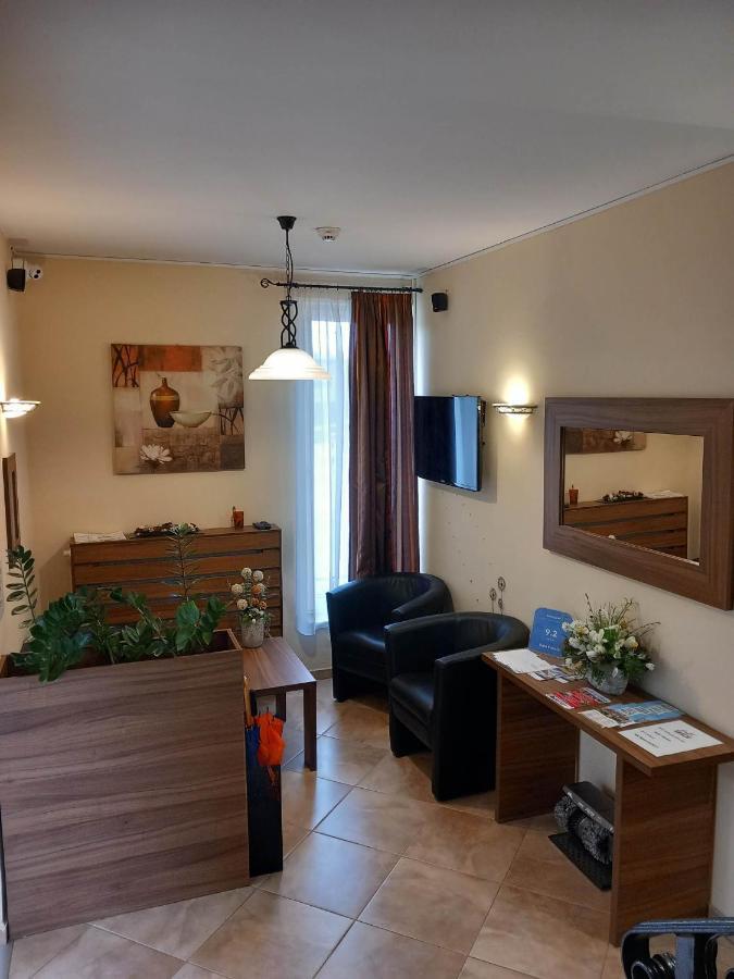 Kata Panzio Hotel Oroszlany Bagian luar foto