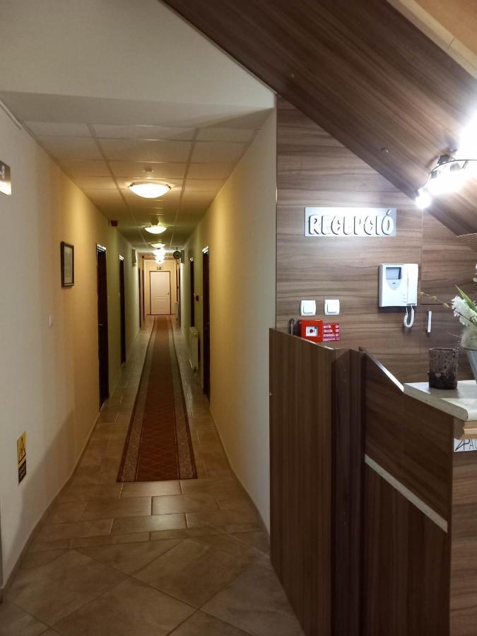 Kata Panzio Hotel Oroszlany Bagian luar foto