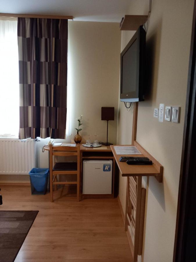 Kata Panzio Hotel Oroszlany Bagian luar foto