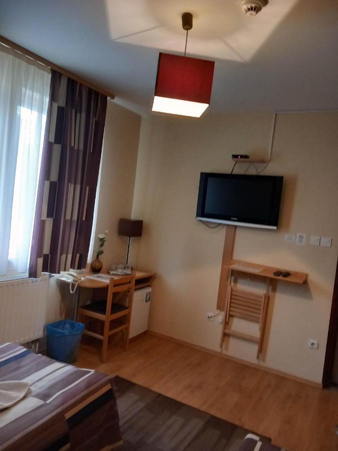 Kata Panzio Hotel Oroszlany Bagian luar foto