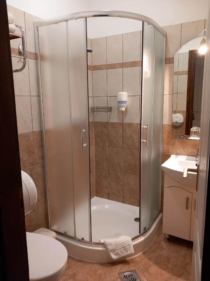 Kata Panzio Hotel Oroszlany Bagian luar foto