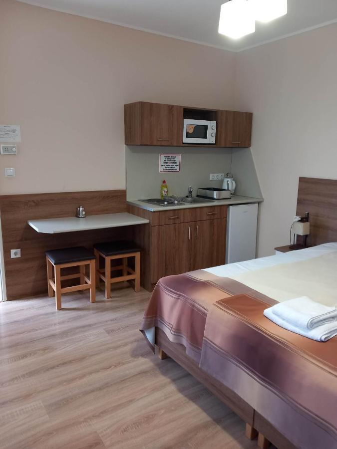 Kata Panzio Hotel Oroszlany Bagian luar foto