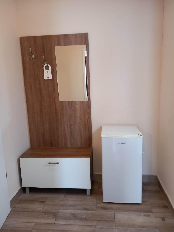 Kata Panzio Hotel Oroszlany Bagian luar foto