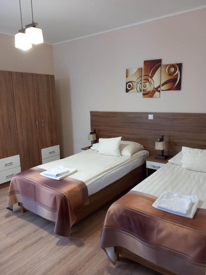 Kata Panzio Hotel Oroszlany Bagian luar foto