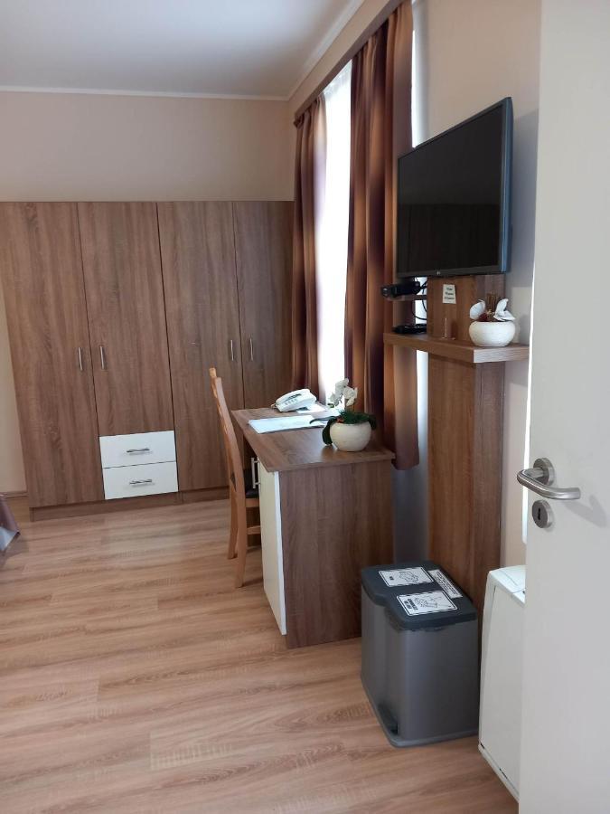 Kata Panzio Hotel Oroszlany Bagian luar foto