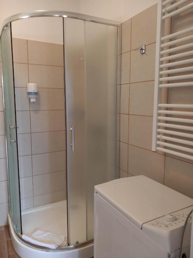 Kata Panzio Hotel Oroszlany Bagian luar foto