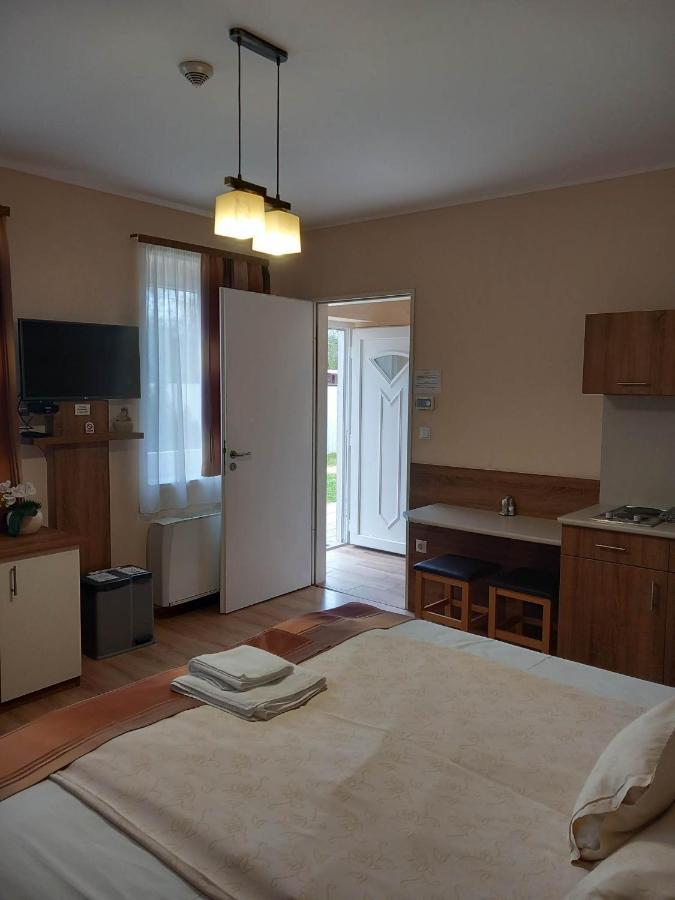 Kata Panzio Hotel Oroszlany Bagian luar foto