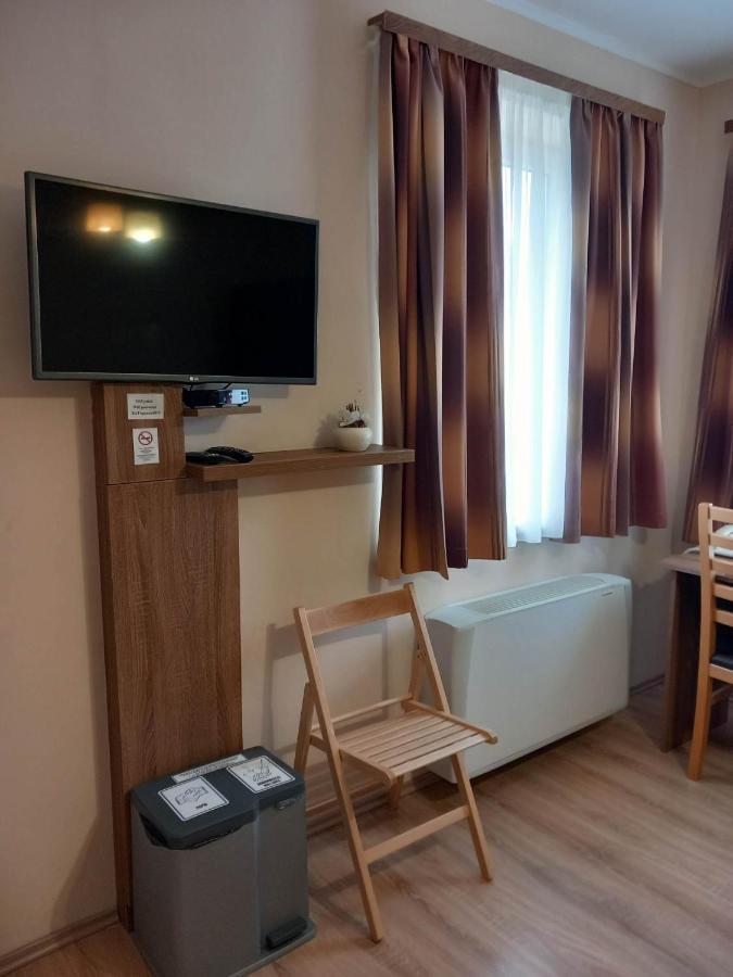 Kata Panzio Hotel Oroszlany Bagian luar foto