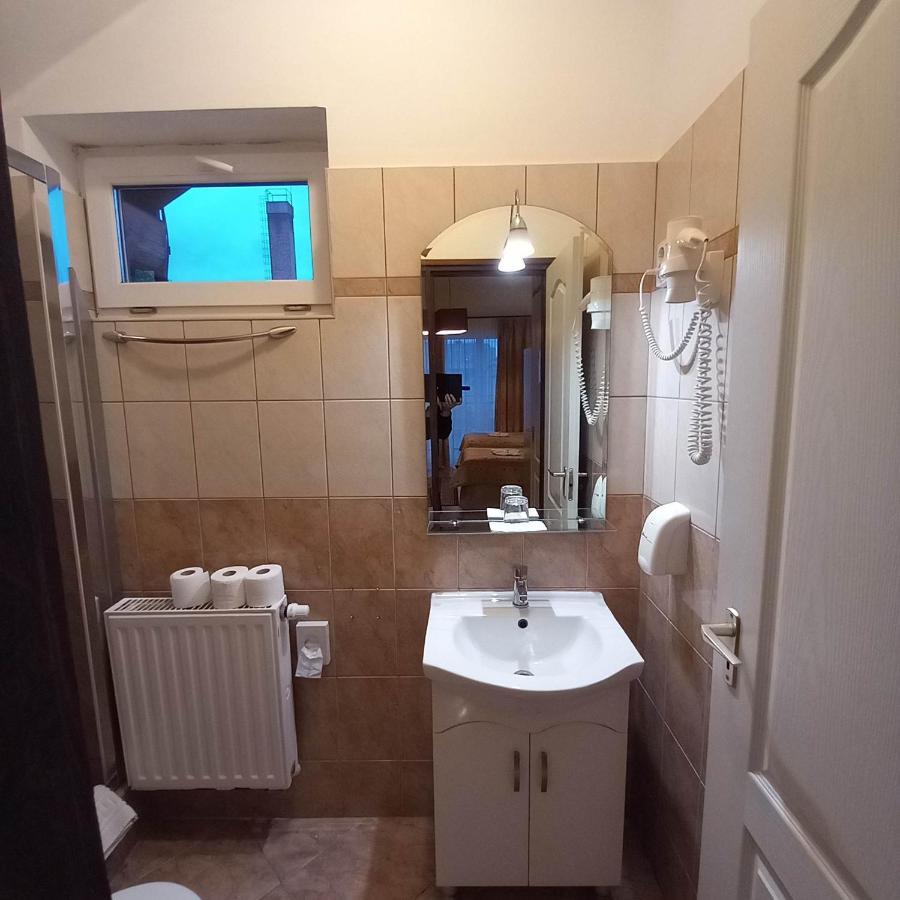 Kata Panzio Hotel Oroszlany Bagian luar foto