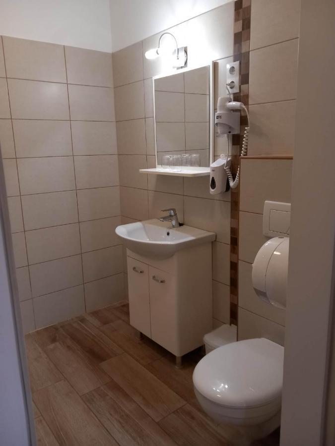 Kata Panzio Hotel Oroszlany Bagian luar foto