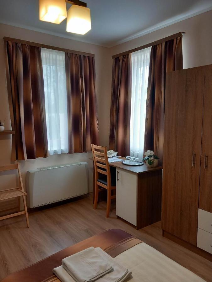 Kata Panzio Hotel Oroszlany Bagian luar foto