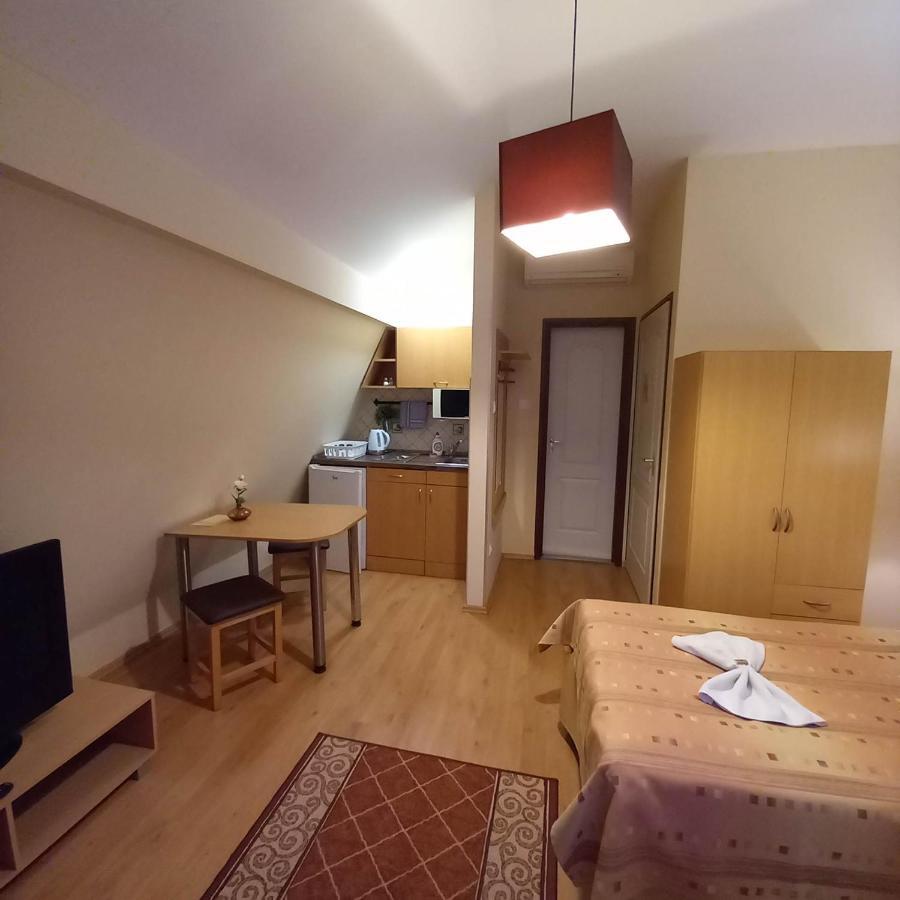 Kata Panzio Hotel Oroszlany Bagian luar foto
