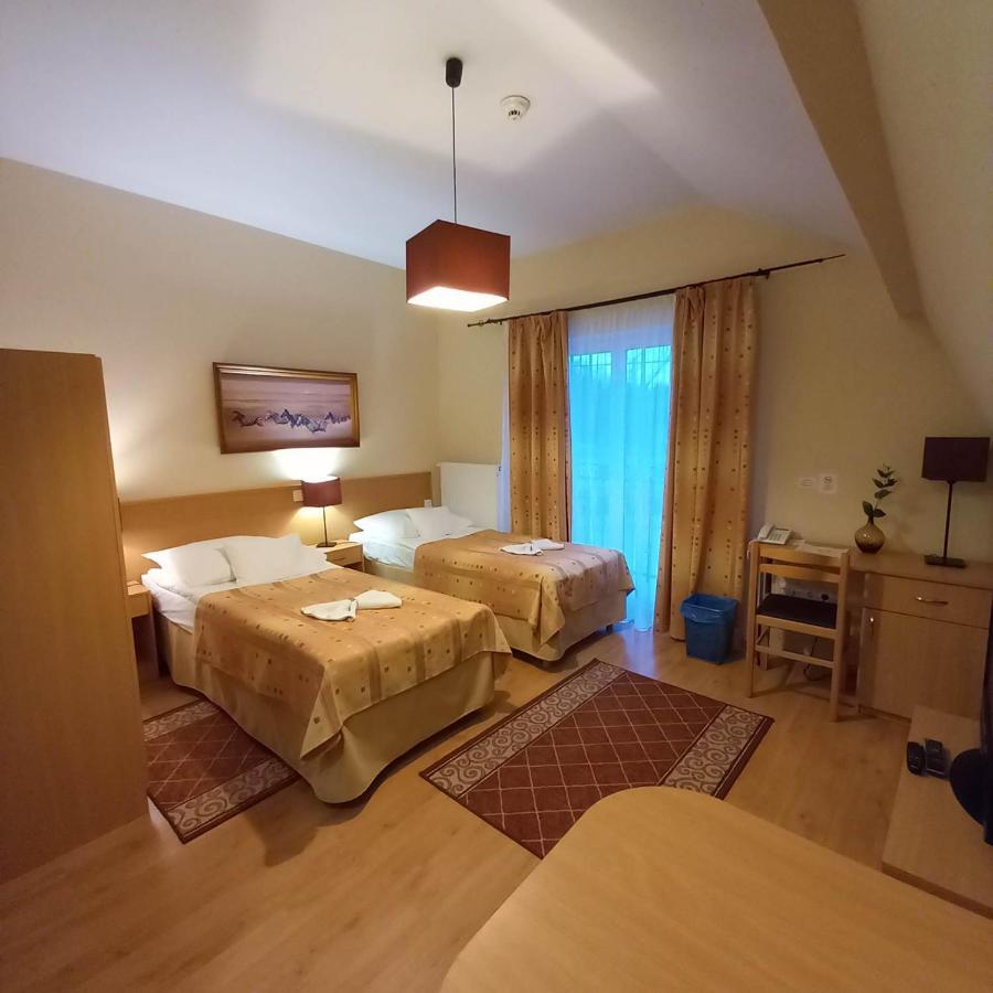 Kata Panzio Hotel Oroszlany Bagian luar foto