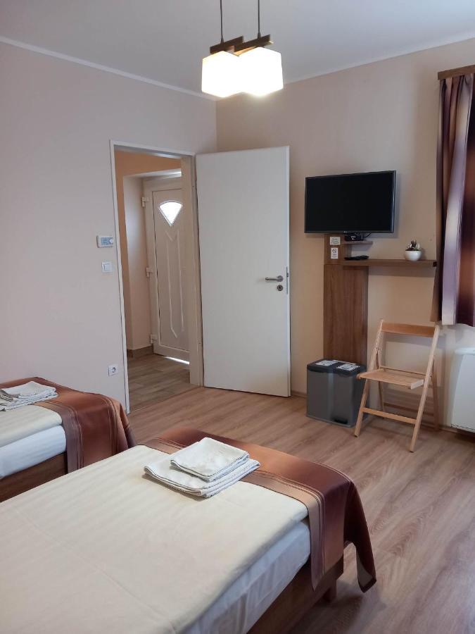 Kata Panzio Hotel Oroszlany Bagian luar foto