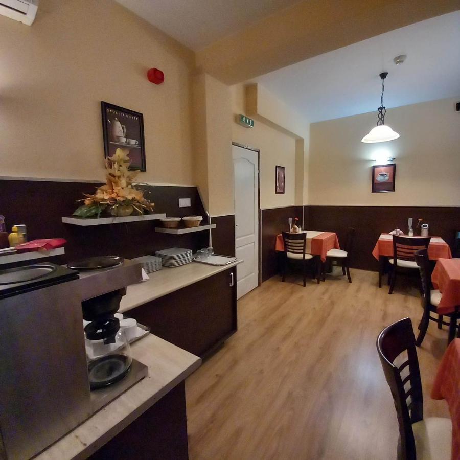 Kata Panzio Hotel Oroszlany Bagian luar foto