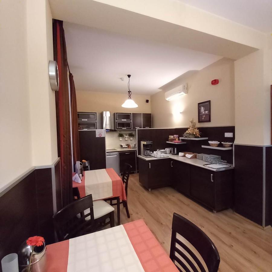Kata Panzio Hotel Oroszlany Bagian luar foto
