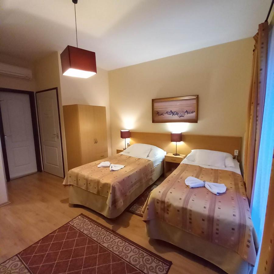 Kata Panzio Hotel Oroszlany Bagian luar foto