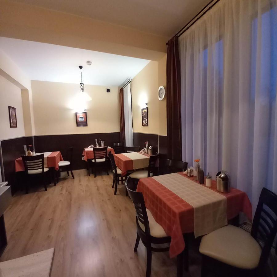Kata Panzio Hotel Oroszlany Bagian luar foto
