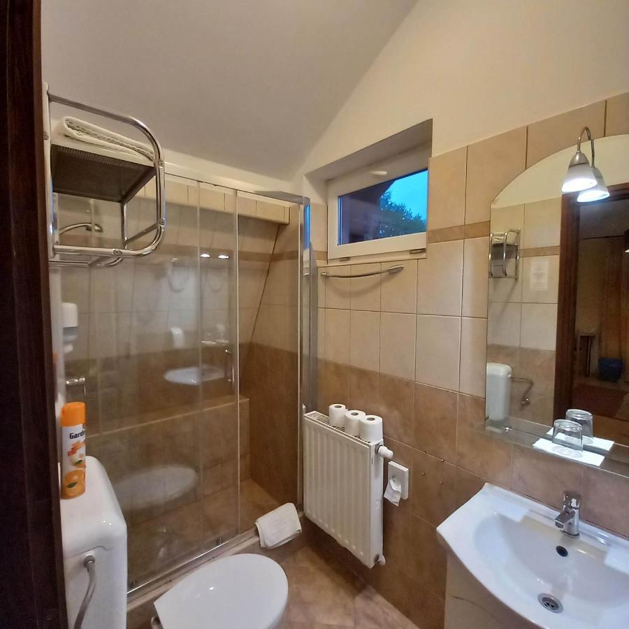 Kata Panzio Hotel Oroszlany Bagian luar foto